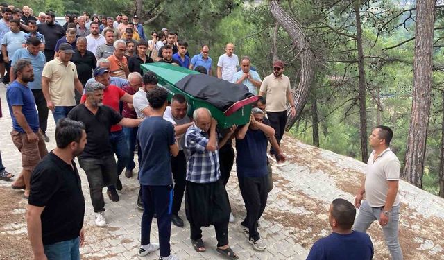 Otomobilin çarptığı avukat, cübbesi ile son yolculuğuna uğurlandı
