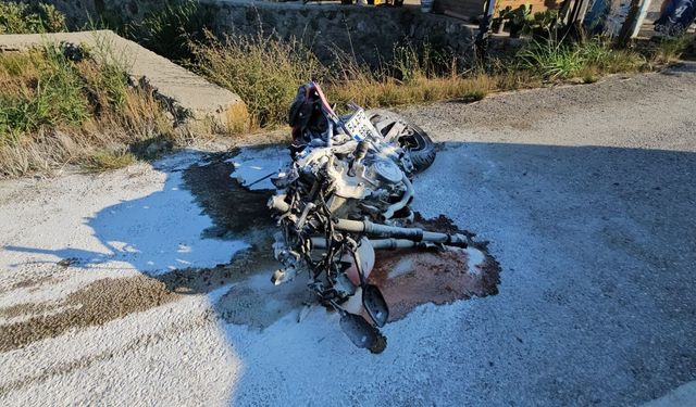 Otomobille çarpışan motosiklet parçalandı: 2 yaralı