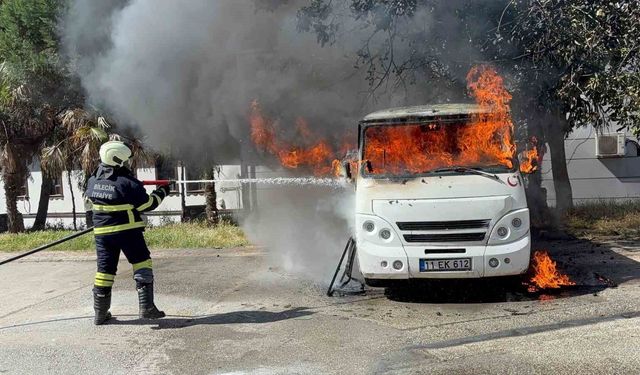 Park halindeki minibüs alev alev yandı