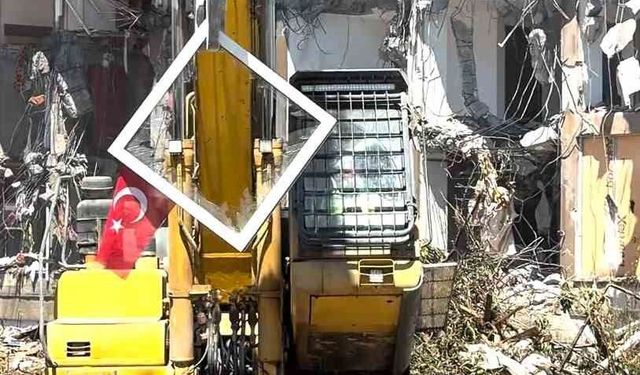 Pendik'te yıkım sırasında dikkat çeken hassasiyet: Kepçe operatörü Türk Bayrağı için çalışmayı durdurdu
