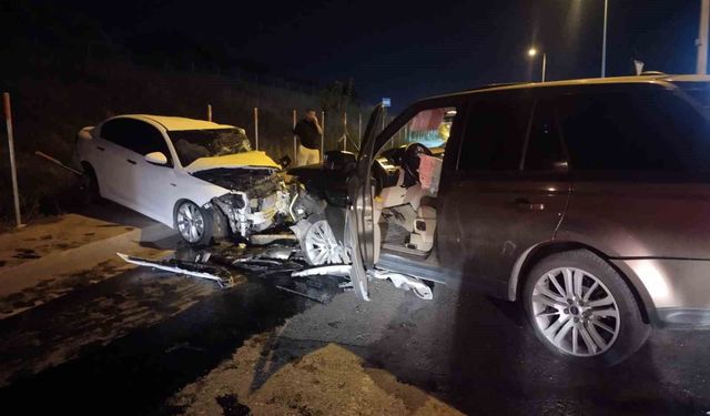 Sancaktepe'de ters yönden gelen otomobil, 2 araca çarptı: 2'si ağır 5 yaralı