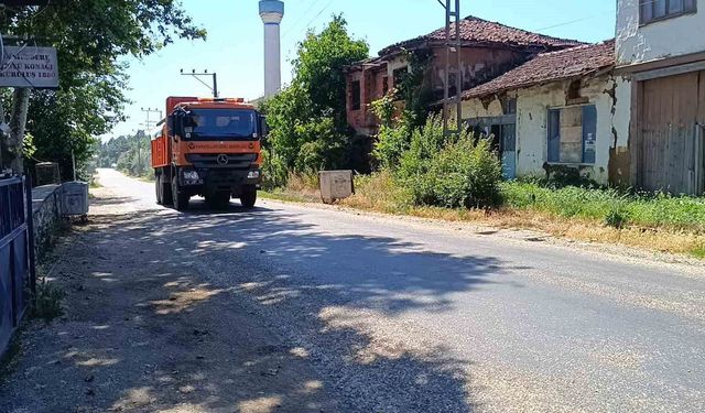 Sıcaklığın 35 dereceyi bulduğu Bilecik'te asfalt eridi