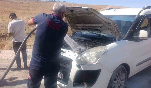 Siirt'te seyir halindeki araç alev topuna döndü