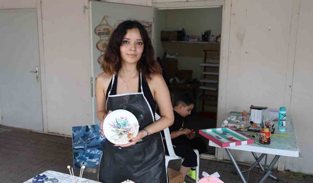 Sokak sanatçısından çocuklara resim boyama dersi
