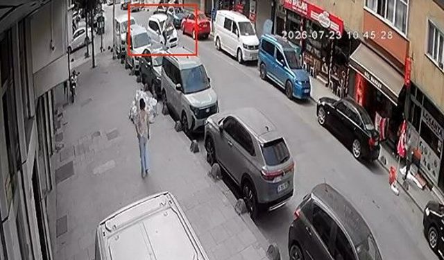 Sultangazi'de kuryeye araç çarptı: O anlar kamerada