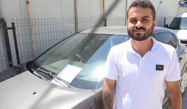 Sürttüğü aracın sahibini bulamayınca ön cama 'Arabaya hafif sürttüm, lütfen bana ulaşın' notunu bıraktı