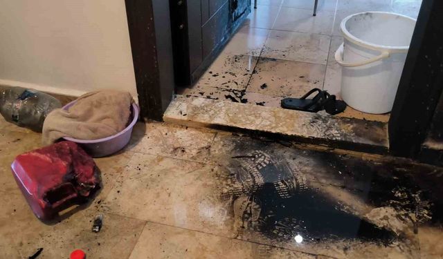 Tartıştığı eski kız arkadaşının daire kapısını benzinle ateşe verdi
