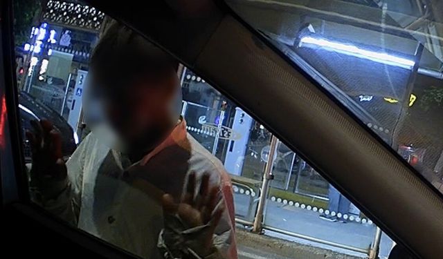 Trafik ışıklarında araçlara 'yapışan' çocuklar araç kamerasına yansıdı