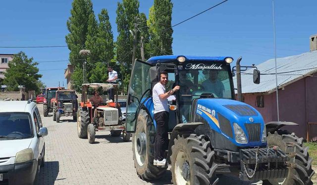 Traktörlerle konvoy yapılan düğündeki sürprizler davetlileri kahkahaya boğdu