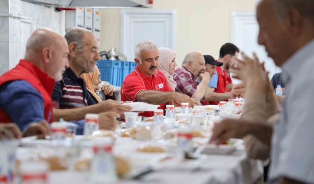 Türk Kızılay'dan huzurevi sakinlerine anlamlı ağırlama