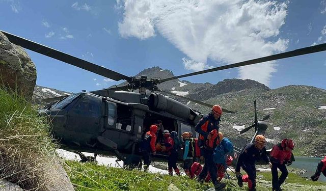 Verçenik Dağı'nda nefes kesen kurtarma: Yaralı kadın dağcı saatler süren operasyonla helikoptere ulaştırıldı