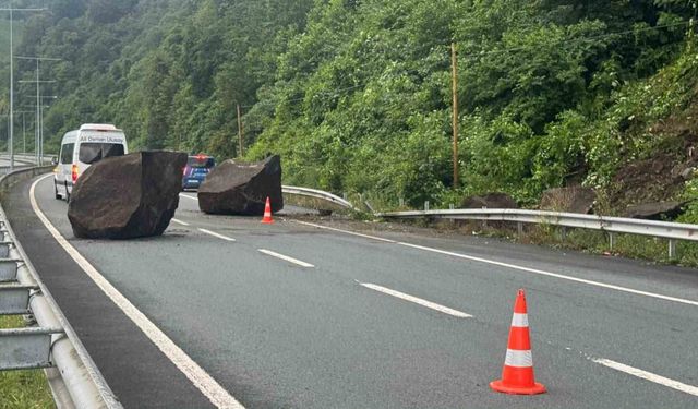 Yamaçtan kopan dev kayalar Karadeniz Sahil Yolu'na düştü