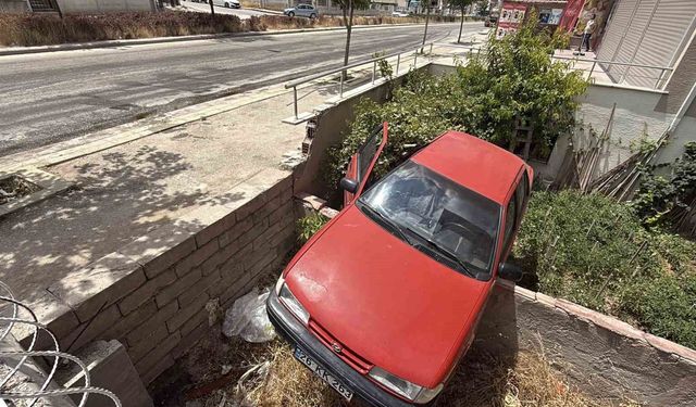 Yola dökülen zeytinyağı nedeniyle kontrolden çıkan araç bahçeye uçtu