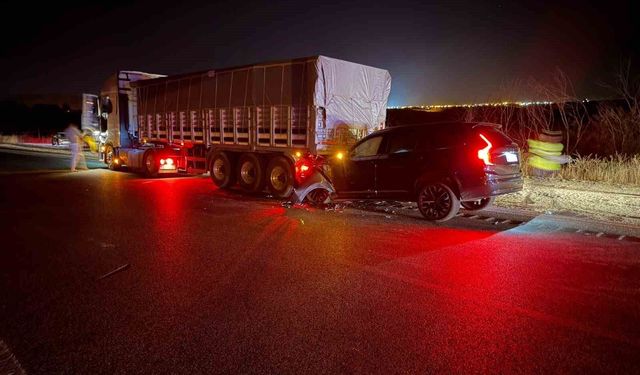 Yozgat'ta otomobil tıra çarptı: 3 yaralı