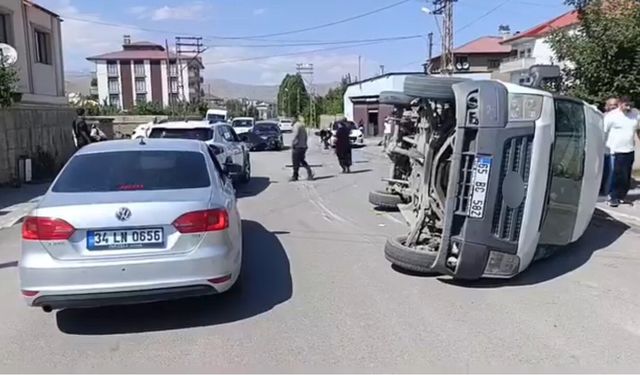 Yüksekova'da trafik kazası: 3 yaralı