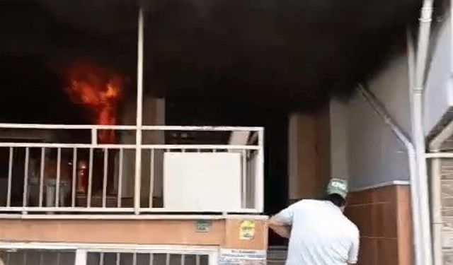 4 katlı evin giriş katında çıkan yangına ilk müdahaleyi vatandaşlar yaptı