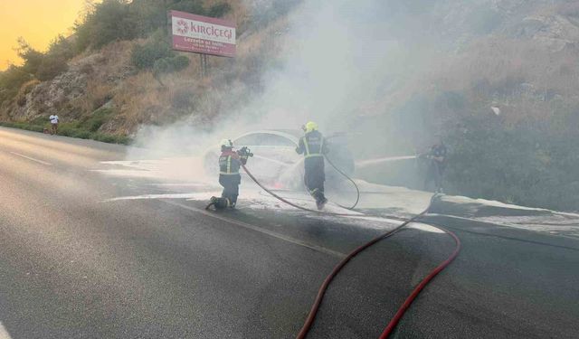 8 milyon TL'lik elektrikli Mercedes oto, seyir halindeyken yanmaya başladı