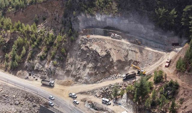 Adana'daki 'Heyelan Islahı ve Tünel Projesi'nde ilk kazma vuruldu