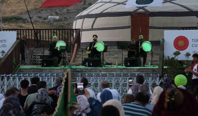 Ahlat'ta Mevlid Kandili'nde Grup Dergah ilahi konseri ilgi gördü