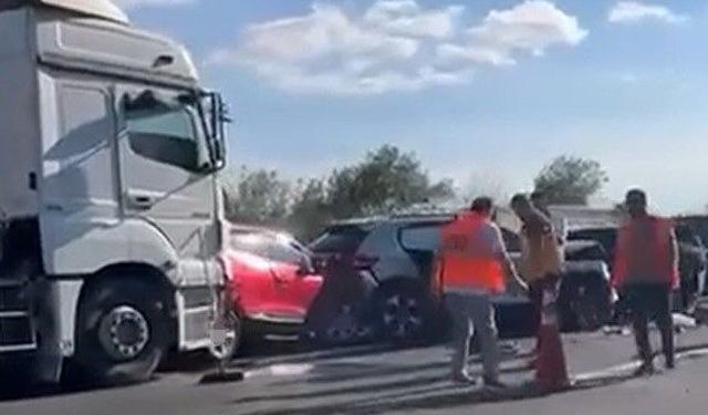 Anadolu Otoyolu'nda 12 araç birbirine girdi: 6 yaralı