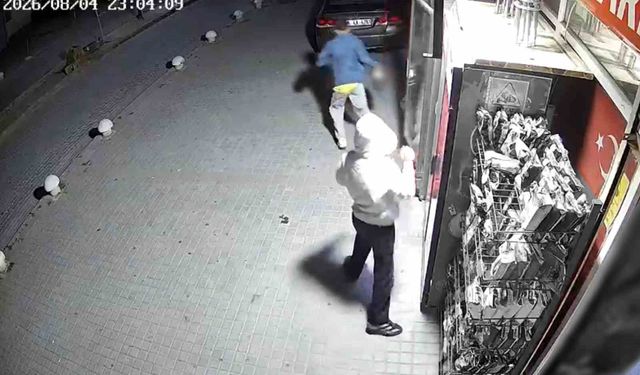 Ankara'da marketten içecek çalan çocuklar kamerada