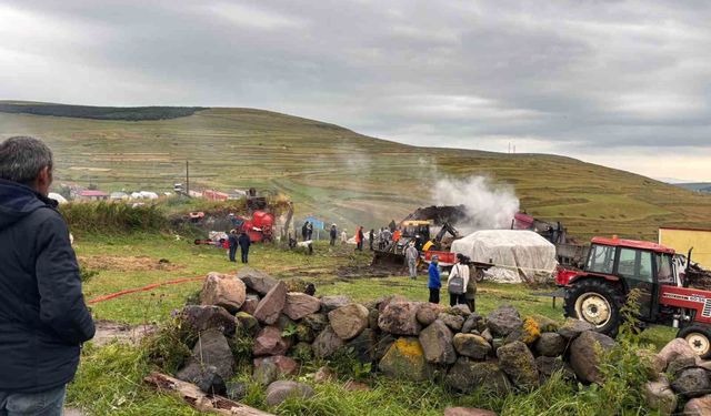 Ardahan'da çıkan yangında ahır, samanlık ve ambar küle döndü