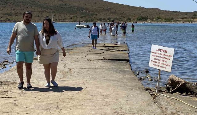 Ayvalık'ta binlerce turistin denize yürüyerek geçtiği boğazda can güvenliği yok