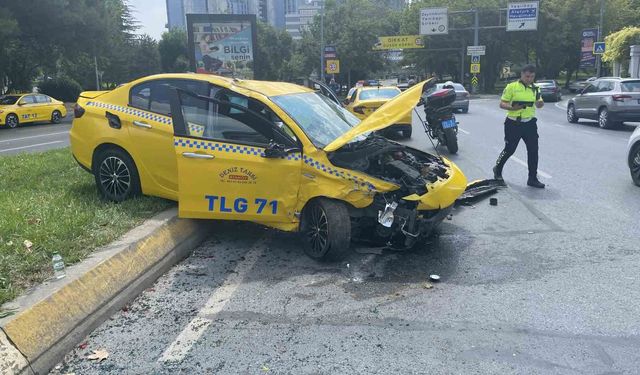 Bakırköy'de ticari taksi ve otomobil çarpıştı: 1 yaralı