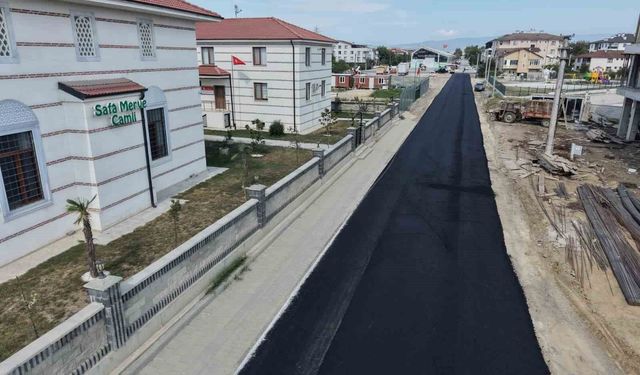 Başkan Özlü direksiyonu geçti yeni asfaltlanan yolları yerli otomobil ile test etti