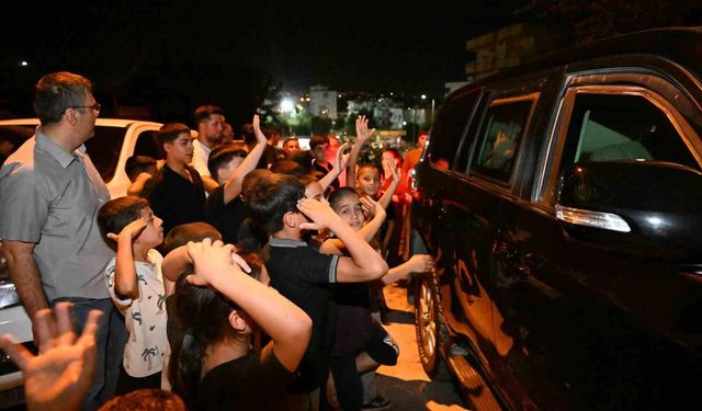 Cizre'de çocuklar Müdür Sazak'ın önünü kesti