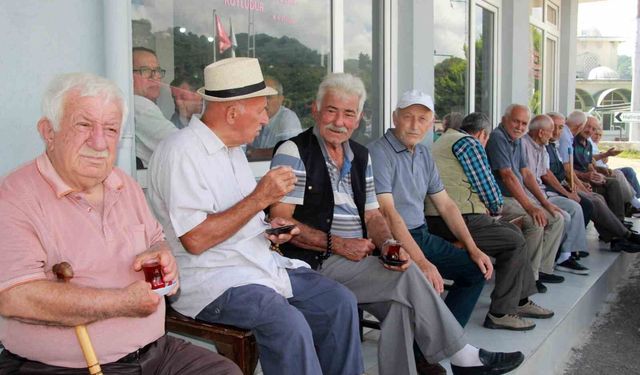 Cuma günleri bayram havasında geçiyor: Cami cemaati 3 kat arttı