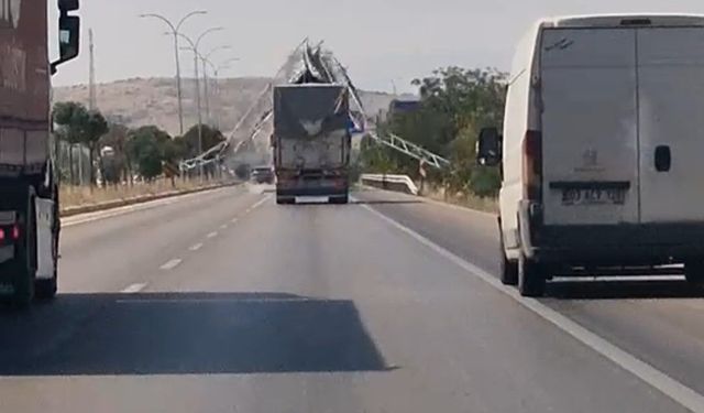 Damperi açık unutulan kamyon yön levhasını yıktı