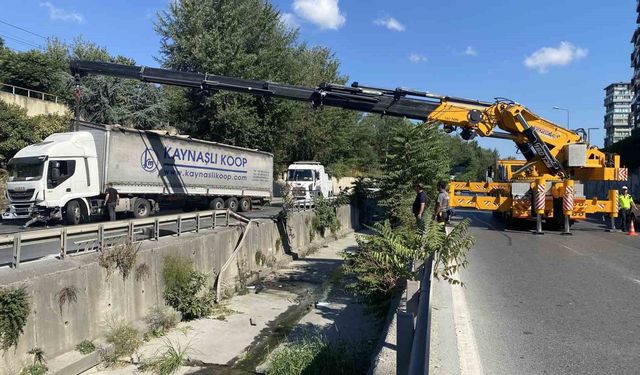 Esenler'de dereye uçan tır çıkarıldı