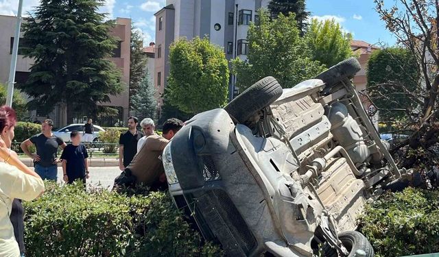 Eskişehir'de araç, çarptığı ağacı devirip takla attı