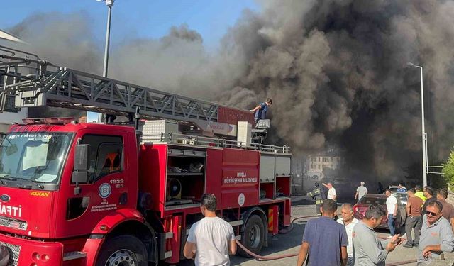 Fethiye'de ayakkabı mağazası alevlere teslim oldu