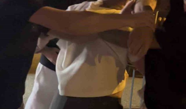 Gece kulübünden çıkıp kavgaya böyle tutuştular: Ayakta zor durdular