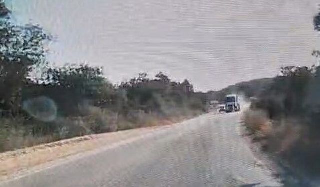 Hatalı sollama yapan hafriyat kamyonu kamerada