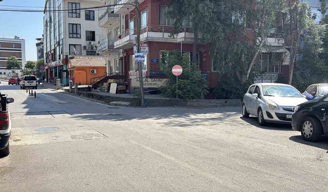 Kaldırıma çıkan otomobil yayalara çarptı: 2 yaralı
