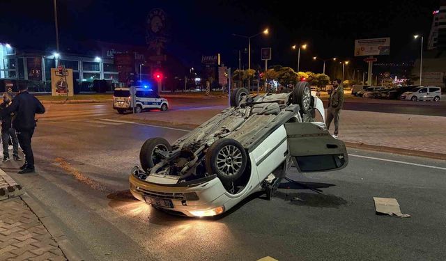 Kamyonla çarpışan otomobil takla attı
