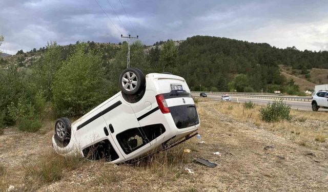 Kastamonu'da hafif ticari araç takla attı: 4 yaralı