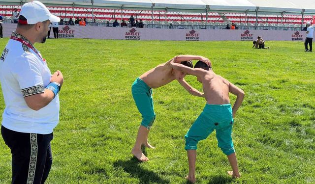 Keçiören'de genç pehlivanlar er meydanına çıktı