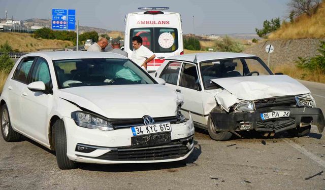 Kırıkkale'de iki otomobil kafa kafaya çarpıştı: 5 yaralı