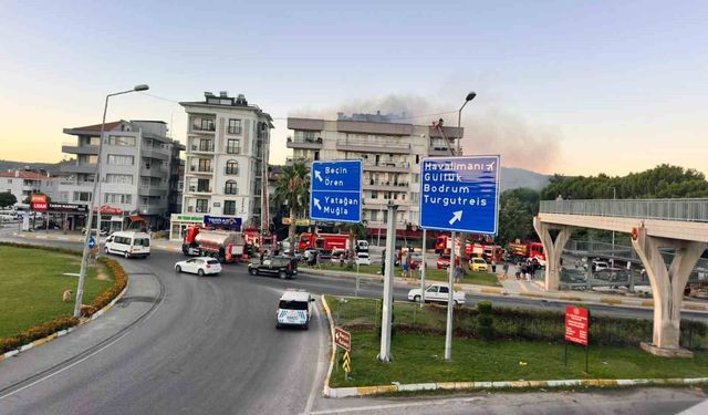 Milas'ta 5 katlı binanın çatısında yangın