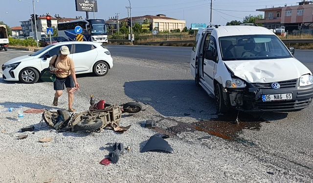 Motosiklettekileri metrelerce savuran kaza kamerada