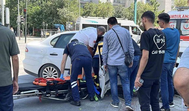 Otomobil ile kamyonet çarpıştı: 1'i çocuk 6 yaralı