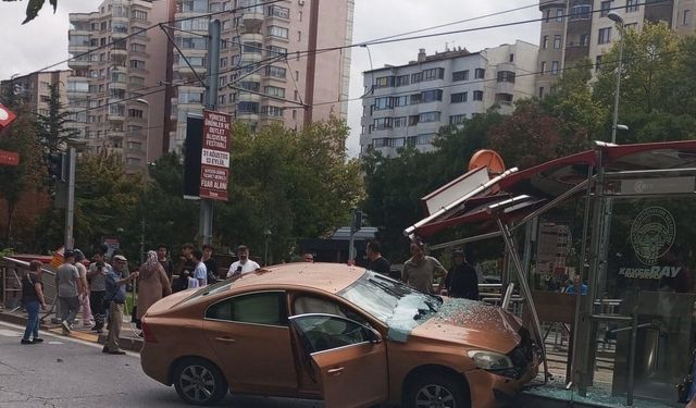 Otomobil tramvay durağına girdi, bekleyenler kıl payı kurtuldu