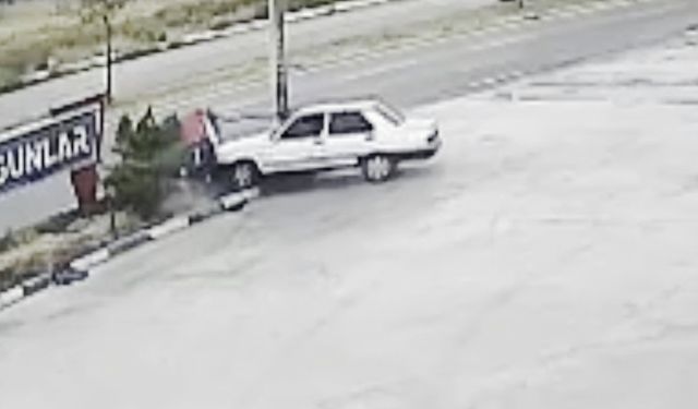 Otomobilin refüje çıkıp direği devirdiği kaza kamerada
