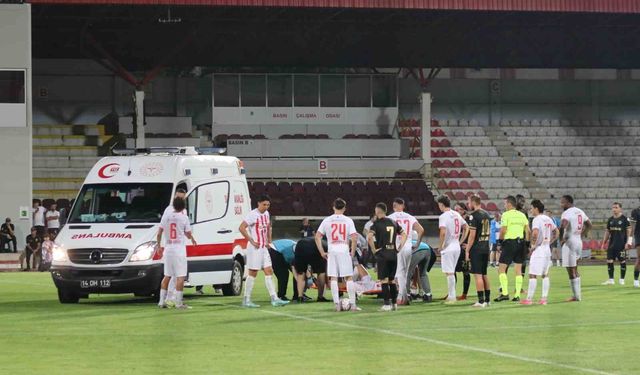 Oyuna girdi 1 dakika sonra ayağı burkuldu: Sahaya ambulans girdi