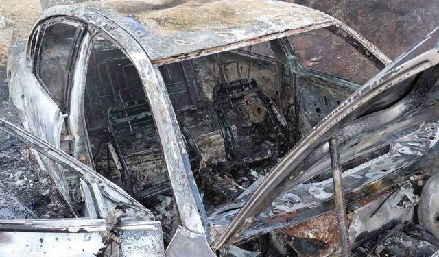 Park halindeyken yanan otomobil kullanılmaz hale geldi