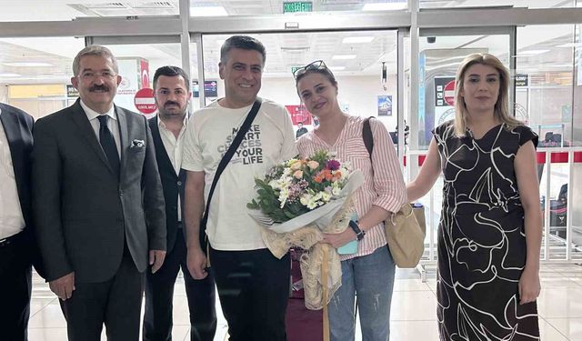 Tahran'dan Van'a direkt uçuşlar başladı: İlk turist kafilesi çiçeklerle karşılandı